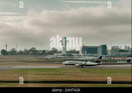 Ryanair Boeing 737 prende il largo sotto l'occhio vigile del controllo del traffico aereo da torre a Birmingham Airport, West Midlands, Regno Unito con copia spazio. Foto Stock