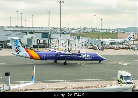 Flybe De Havilland Canada Dash 8-400 aereo taxi all'Aeroporto di Birmingham, West Midlands, Regno Unito. Foto Stock