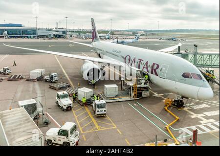 Qatar Airways Boeing 787-8 Dreamliner ha i bagagli dei passeggeri scaricati all'aeroporto di Birmingham, West Midlands, Regno Unito, dopo un volo dal Medio Oriente. Foto Stock