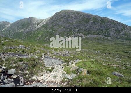 La montagna scozzese Munro Beinn Liath Mhor dal percorso di Coire Lair, Strathcarron, Highlands scozzesi, Scotland, Regno Unito. Foto Stock