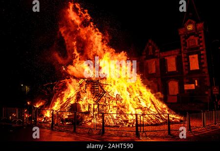 Biggar, Scozia 31 Dicembre 2019: Il Biggar Hogmanay falò alle 21.30 su Hogmanay dai residenti locali Bobby Boyd MBE. Questa è probabilmente la bi Foto Stock