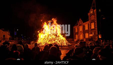 Biggar, Scozia 31 Dicembre 2019: Il Biggar Hogmanay falò alle 21.30 su Hogmanay dai residenti locali Bobby Boyd MBE. Questa è probabilmente la bi Foto Stock