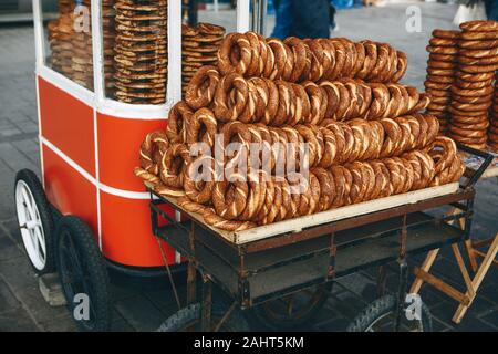 La vendita tradizionale turca bagel chiamato Simit. Cibo turco tradizionale o uno spuntino. Foto Stock