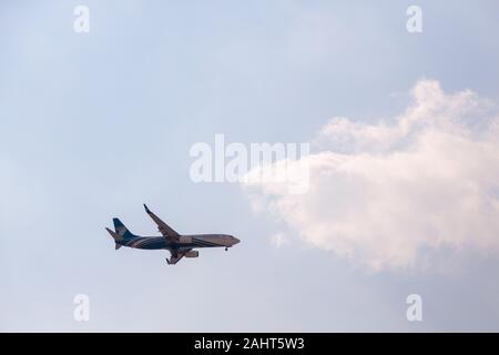 Oman Air compagnia aerea Boeing 737 si avvicina all'Aeroporto Internazionale di Dubai per l'atterraggio Foto Stock