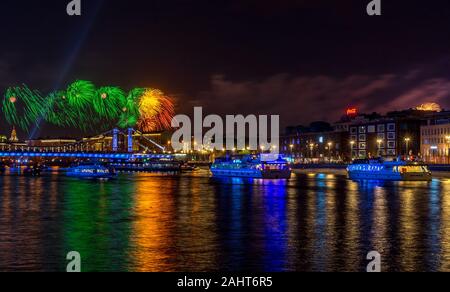 9 maggio 2019 vista la festosa fuochi d'artificio oltre il fiume di Mosca in onore del giorno della vittoria a Mosca. Foto Stock