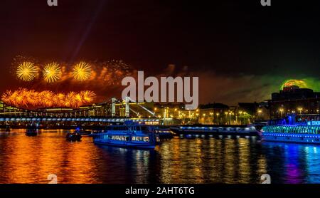 9 maggio 2019 vista la festosa fuochi d'artificio oltre il fiume di Mosca in onore del giorno della vittoria a Mosca. Foto Stock
