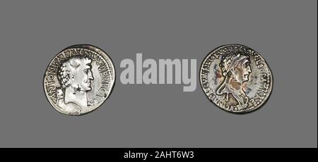 Il Greco antico. Denario (moneta) raffigurante Marco Antonio e della regina Cleopatra VII 51 BC-30 BC. Grecia antica. Argento testa complementare di Marc Antony, rightReverse busto di Cleopatra, rightThrough Cleopatra, Egitto fu coinvolto nel caotico lotte politiche del romano una guerra civile in cui Giulio Cesare, Marco Antonio e Ottaviano ha cercato per il controllo dell'Egitto ricchezza di grano e oro. Finalmente questo ha portato alla fine dell'Egitto la sua esistenza come una nazione sovrana nonché la distruzione della dinastia Tolemaica. Questa moneta è stata struckafter Marcantonio e Cleopatra aveva sposato e hanno unito le loro forze per la lotta contro l'octa Foto Stock
