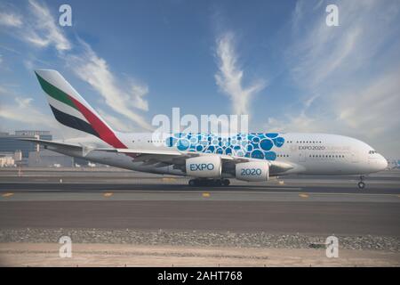 Dubai Emirates Airbus A380 aereo di linea con Blue Expo 2020 Dubai livrea la preparazione per la partenza. L'A380 è attualmente il più grande aereo di linea di passeggeri. Foto Stock