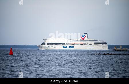 Il 20 aprile 2019, Tallinn, Estonia. Ad alta velocità per i passeggeri e di traghetto per auto della spedizione estone Tallink riguardano VICTORIA mi nel porto di Tallinn. Foto Stock