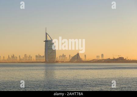 Famoso Dubai Burj Al Arab e Jumeirah Beach Hotel a sunrise. Lussuoso hotel a 7 stelle. Foto Stock