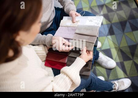 L uomo e la donna nel salone di mobili la scelta di mobili tessuto Foto Stock