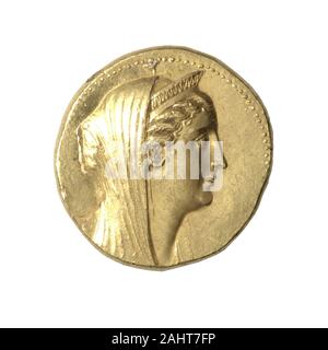 Il Greco antico. Octadrachm (moneta) raffigurante la regina Arsinoe II 270 BC. Alessandria. Oro complementare testa di Arsinoe II indossando stephane e velata a destra, punta di Ammon horn visibile sotto earReverse Double cornucopia piena di frutta, grappolo di uva pende da ogni lato; legato con frange filletQueen Arsinoë II, la figlia di Tolomeo I e la sorella-DEA-consorte di Tolomeo II, è onorato di questa moneta. Sotto il suo velo è rivelato la ram corno del dio Egizio Amon, un marchio di pharonic royalty. Questa moneta fu pubblicato postumo. Foto Stock