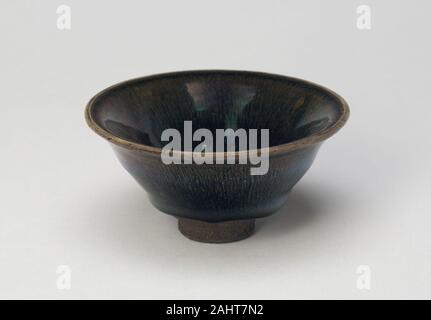 Teabowl con rovesciato per bocca di RIM. 1100-1199. Cina. Jian ware; grigio scuro con gres scuro-marrone smalto e "lepre è di pelliccia" contrassegni in ossido di ferro Foto Stock