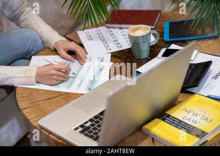 Donna al lavoro su relazioni sulle imposte pagate annualmente Foto Stock