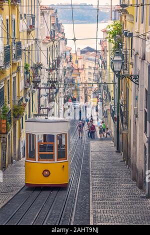 La Bica funicolare (Elevador o Ascensor da Bica) è una famosa attrazione turistica nel quartiere Chiado. Giornata di sole in estate. Viaggi e trasporti concetto Foto Stock