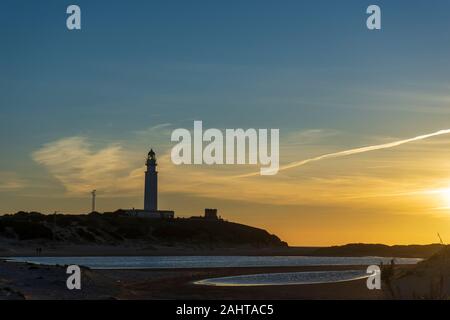 tramonto sulla spiaggia di trafalgar presso il suo faro Foto Stock