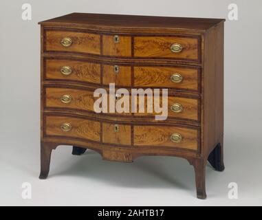 Artista sconosciuto. Cassettiera. 1800-1815. Portsmouth. Mogano, betulle e abeti bianchi la forma a serpentina della facciata, il contrasto di impiallacciatura di betulla in grassetto i modelli geometrici, la centrale di goccia pendente, e splendidamente curvo piedi francese rendono questa cassettiera un eccellente esempio del XIX secolo mobili di Portsmouth. La parte superiore e i lati di questo petto si sono divisi in diversi luoghi a causa della tipica costruzione di Portsmouth che utilizzavano chiodi ad ancorare la parte superiore e i lati saldamente alla struttura del nucleo, impedendo in tal modo la naturale dilatazione e contrazione del legno durante le modifiche in Foto Stock