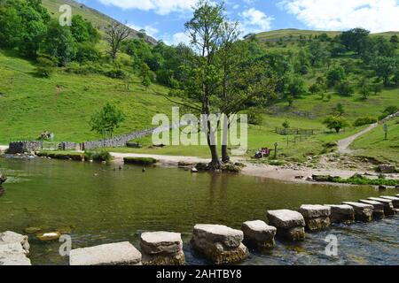 Stepping stones over the River dove at Dovedale, Peak District, Derbyshire, England, UK Foto Stock