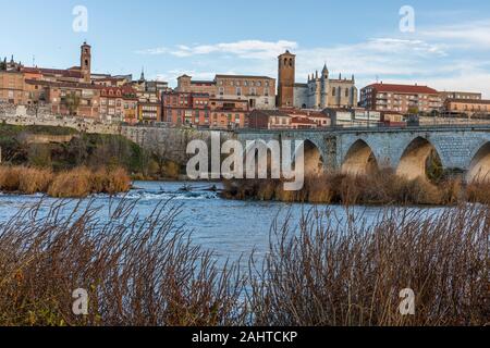 A Tordesillas è un bellissimo villaggio in provincia di Valladolid, Spagna Foto Stock