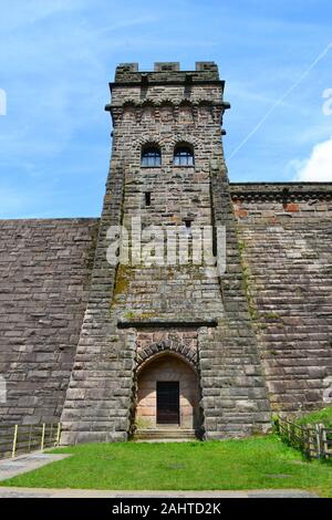 Diga sul serbatoio Ladybower, Superiore Derwent Valley, Derbyshire, Regno Unito Foto Stock