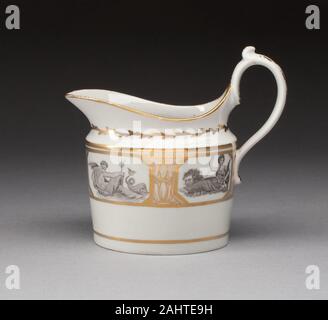 Worcester Royal porcellana Company (produttore). Creamer. 1795-1805. Worcester. Soffice pasta di porcellana con monocromatico grigio e doratura Foto Stock