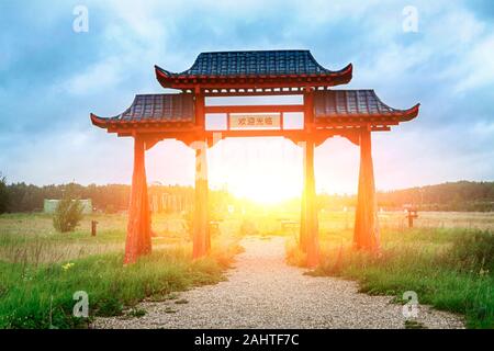 Le porte di un monastero cinese contro lo sfondo della RISING SUN. Foto Stock