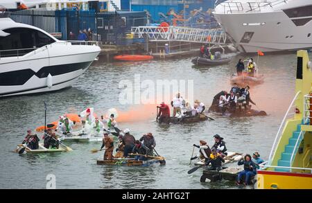 Poole, Regno Unito. Il 1° gennaio 2020. Caos generale durante l'annuale il giorno di Capodanno Vasca da bagno gara di Poole Quay nel Dorset . Credito: Richard Crease/Alamy Live News Foto Stock