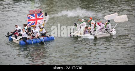 Poole, Regno Unito. Il 1° gennaio 2020. Caos generale durante l'annuale il giorno di Capodanno Vasca da bagno gara di Poole Quay nel Dorset . Credito: Richard Crease/Alamy Live News Foto Stock