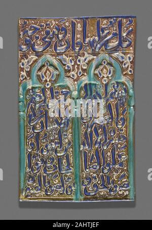 Islamico. Piastrella con la preghiera Double-Arched nicchia (Mihrab). 1201-1300. L'Iran. Fritware stampata con decorazione in smalto dipinto in blu cobalto e turchese e overglaze dipinto nella lucentezza tale lucentezza piastrella viene accuratamente decorate con blu scuro calligrafia al di sopra e al di sotto le arcate, come pure una più rozze, lucentezza-verniciato passaggio seguendo la linea degli archi. Le iscrizioni, tutte le prese da diversi capitoli del Corano, discutere la caducità della vita sulla terra in contrasto con l'esistenza eterna di Dio. Il carattere religioso di queste iscrizioni è appropriata per la piastrella il collocamento in un Foto Stock