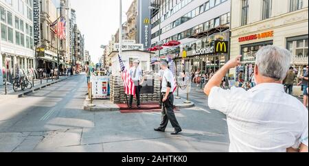 I visitatori al Checkpoint Charlie Foto Stock