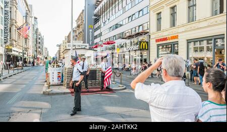 I visitatori al Checkpoint Charlie, Foto Stock