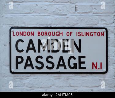 LONDRA, Regno Unito - 27 SETTEMBRE 2018: Segnaletica per Camden Passage, Islington Foto Stock