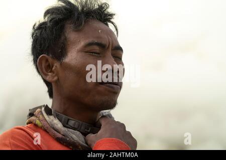 Una miniera di zolfo in posa per una foto dentro il vulcano Ijen, Java Orientale, Indonesia. 08/12/19 Foto Stock