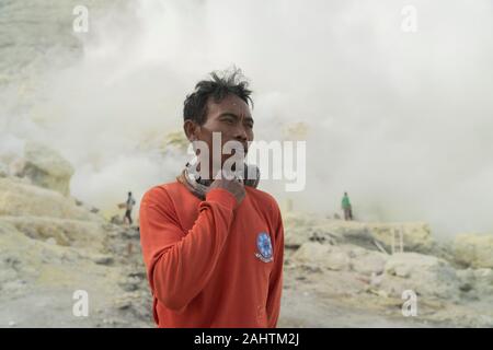 Una miniera di zolfo in posa per una foto dentro il vulcano Ijen, Java Orientale, Indonesia. 08/12/19 Foto Stock