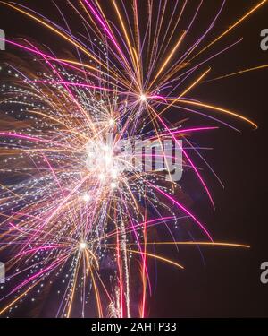 Fuochi d'artificio durante i nuovi anni´s vigilia in Norvegia Foto Stock