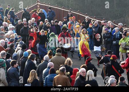 Il 1° gennaio 2020. Giorno di nuovi anni folla guarda il Ironmen & Severn doratori danza su i mondi primo ponte in ferro di Ironbridge, Shropshire. Credito: David Bagnall/Alamy Live News Foto Stock
