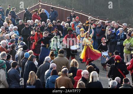 Il 1° gennaio 2020. Giorno di nuovi anni folla guarda il Ironmen & Severn doratori danza su i mondi primo ponte in ferro di Ironbridge, Shropshire. Credito: David Bagnall/Alamy Live News Foto Stock