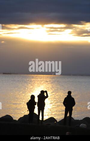 Tokyo, Giappone. 1a gen, 2020. La gente guarda il sorgere del sole che appare dietro le nuvole sul primo giorno del nuovo anno in una spiaggia a Tokyo il Mercoledì, 1 gennaio 2020. Milioni di persone giapponesi visitare santuari e templi per festeggiare il nuovo anno. Credito: Yoshio Tsunoda/AFLO/Alamy Live News Foto Stock