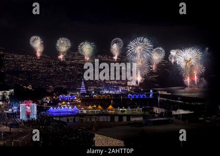 Magnifico Nuovo Anno fuochi d'artificio a Funchal, Madeira, Portogallo. Foto Stock