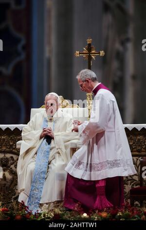 Città del Vaticano il Vaticano. Il 1° gennaio 2020. Papa Francesco celebra la santa Messa nella Solennità di Maria Santissima nella Basilica di San Pietro in Vaticano. © Evandro Inetti tramite filo di ZUMA) Credito: ZUMA Press, Inc./Alamy Live News Foto Stock