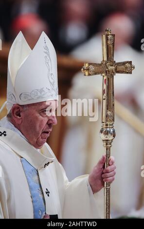 Città del Vaticano il Vaticano. Il 1° gennaio 2020. Papa Francesco celebra la santa Messa nella Solennità di Maria Santissima nella Basilica di San Pietro in Vaticano. © Evandro Inetti tramite filo di ZUMA) Credito: ZUMA Press, Inc./Alamy Live News Foto Stock