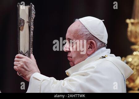 Città del Vaticano il Vaticano. Il 1° gennaio 2020. Papa Francesco celebra la santa Messa nella Solennità di Maria Santissima nella Basilica di San Pietro in Vaticano. © Evandro Inetti tramite filo di ZUMA) Credito: ZUMA Press, Inc./Alamy Live News Foto Stock