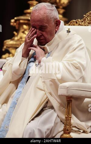 Città del Vaticano il Vaticano. Il 1° gennaio 2020. Papa Francesco celebra la santa Messa nella Solennità di Maria Santissima nella Basilica di San Pietro in Vaticano. © Evandro Inetti tramite filo di ZUMA) Credito: Evandro Inetti/ZUMA filo/Alamy Live News Foto Stock