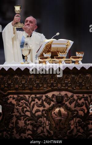 Città del Vaticano il Vaticano. Il 1° gennaio 2020. Papa Francesco celebra la santa Messa nella Solennità di Maria Santissima nella Basilica di San Pietro in Vaticano. © Evandro Inetti tramite filo di ZUMA) Credito: Evandro Inetti/ZUMA filo/Alamy Live News Foto Stock