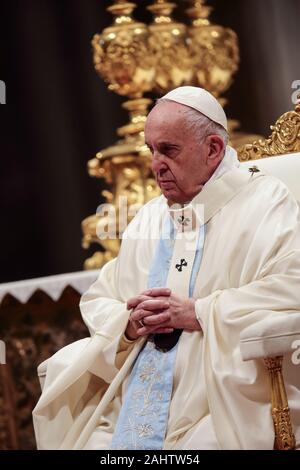 Città del Vaticano il Vaticano. Il 1° gennaio 2020. Papa Francesco celebra la santa Messa nella Solennità di Maria Santissima nella Basilica di San Pietro in Vaticano. © Evandro Inetti tramite filo di ZUMA) Credito: Evandro Inetti/ZUMA filo/Alamy Live News Foto Stock