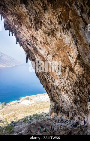 Uomo di arrampicata percorsi impegnativi in drammatico Grande Grotte grotta sul isola di Kalymnos. Foto Stock