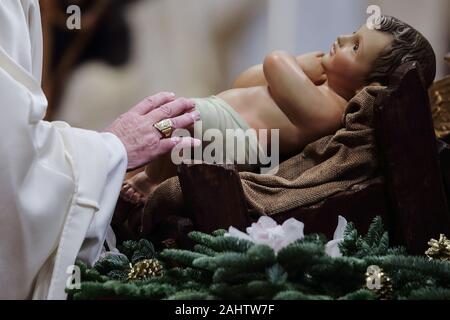 Città del Vaticano il Vaticano. Il 1° gennaio 2020. Papa Francesco celebra la santa Messa nella Solennità di Maria Santissima nella Basilica di San Pietro in Vaticano. © Evandro Inetti tramite filo di ZUMA) Credito: Evandro Inetti/ZUMA filo/Alamy Live News Foto Stock