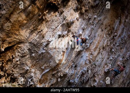 Due Sport scalatori nella Grande Grotta, Kalymnos, Grecia Foto Stock