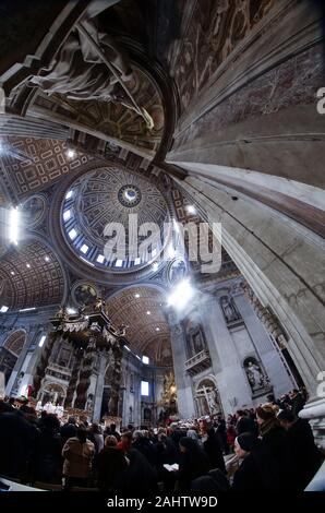 Città del Vaticano il Vaticano. Il 1° gennaio 2020. Papa Francesco celebra la santa Messa nella Solennità di Maria Santissima nella Basilica di San Pietro in Vaticano. © Evandro Inetti tramite filo di ZUMA) Credito: Evandro Inetti/ZUMA filo/Alamy Live News Foto Stock