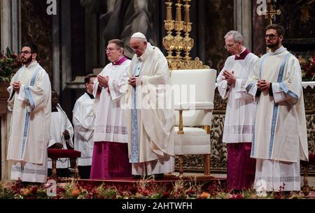 Città del Vaticano il Vaticano. Il 1° gennaio 2020. Papa Francesco celebra la santa Messa nella Solennità di Maria Santissima nella Basilica di San Pietro in Vaticano. © Evandro Inetti tramite filo di ZUMA) Credito: Evandro Inetti/ZUMA filo/Alamy Live News Foto Stock